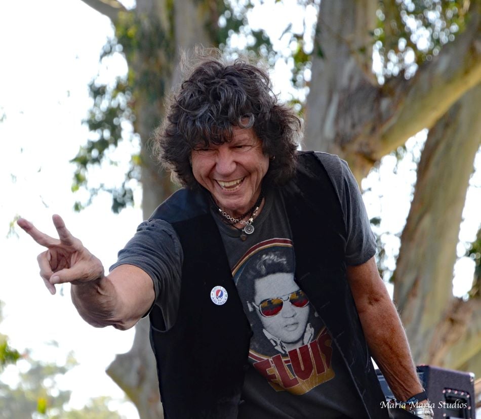 cannabis world news image of Mark Karan playing guitar.