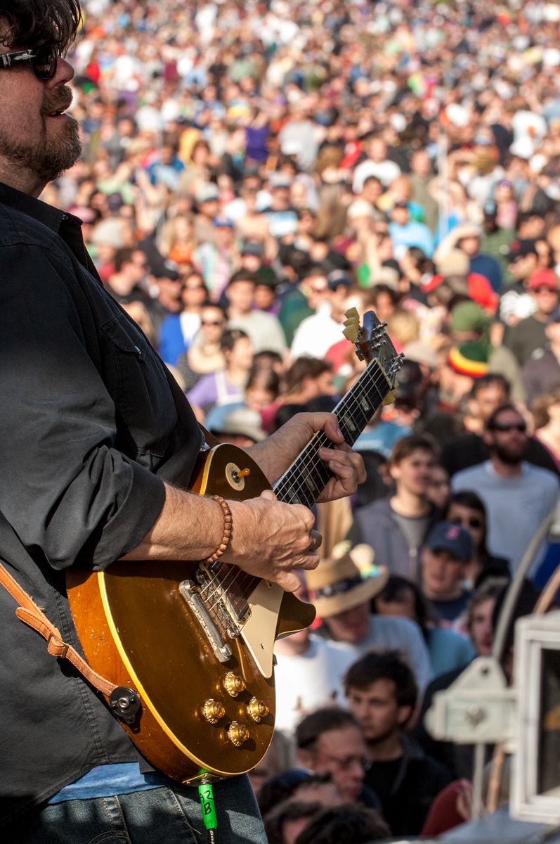 cannabis world news image of Mark Karan playing guitar