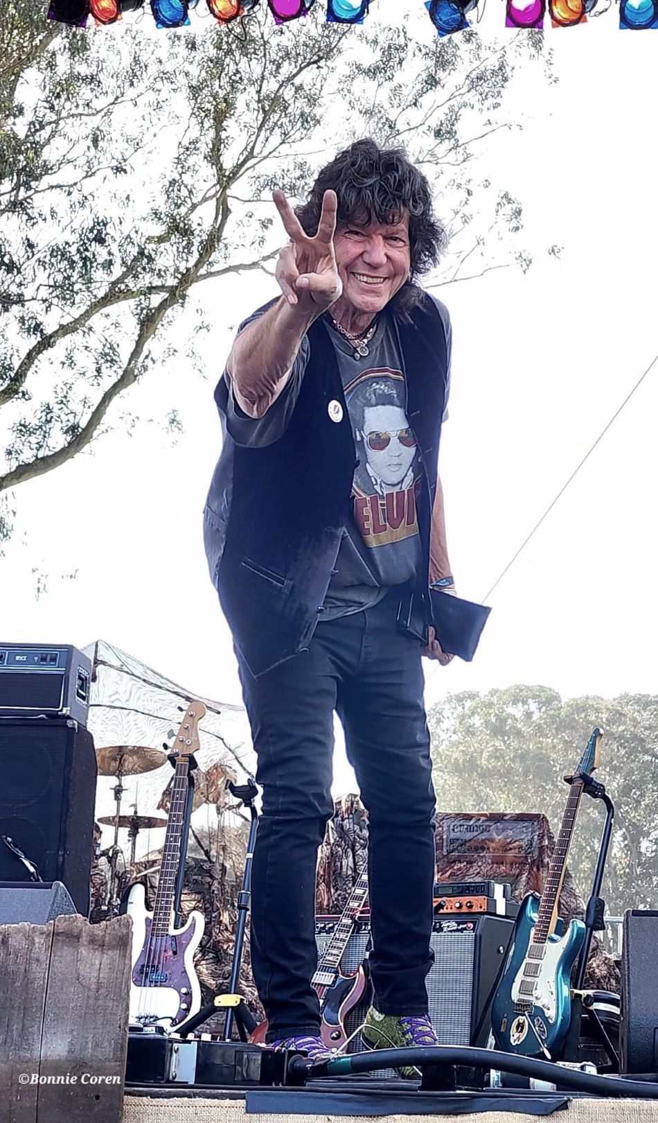 cannabis world news image of Mark Karan playing guitar