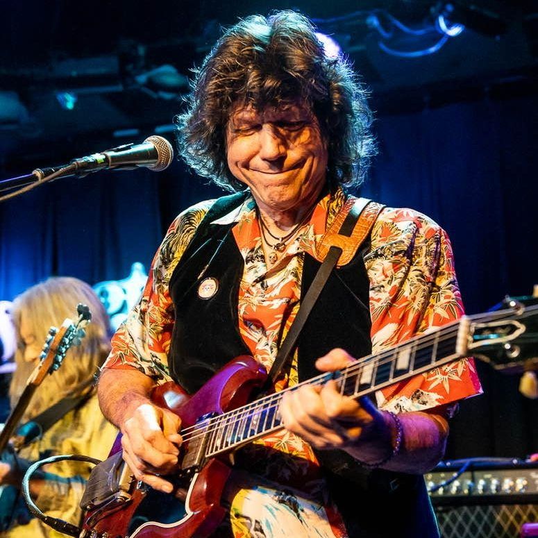 cannabis world news image of Mark Karan playing guitar